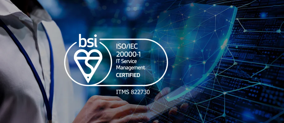 Imagem ilustrativa mostrando o selo oficial da certificação ISO/IEC 20000-1 obtida pela Kryptus, acompanhado por uma pessoa interagindo com um tablet, elementos digitais e um escudo tecnológico ao fundo, simbolizando segurança e inovação.