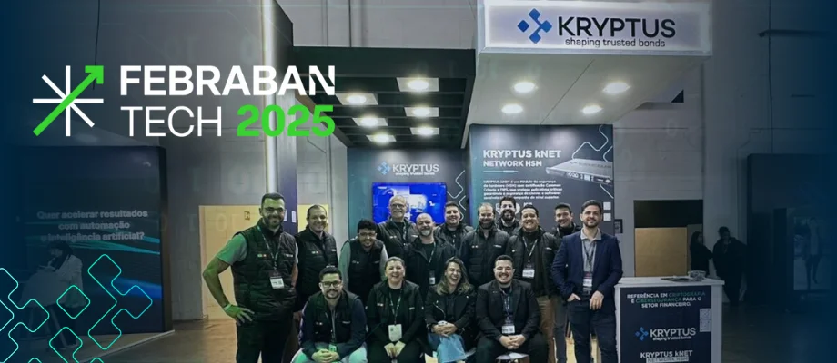 Imagem dividida em duas partes: à esquerda, o logotipo da Febraban Tech 2025 em destaque sobre um fundo com elementos gráficos e códigos binários; à direita, equipe da Kryptus reunida em frente ao estande G235, com destaque para o produto Kryptus kNET Network HSM e identidade visual tecnológica.