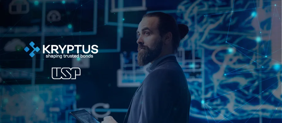 Um homem com barba e cabelo preso está em um ambiente digital e tecnológico, olhando para um tablet. Os logotipos da Kryptus e da USP estão no lado esquerdo da imagem, representando a parceria entre as duas instituições para o Laboratório de Análise de Segurança por Canal Lateral (LabSCA).
