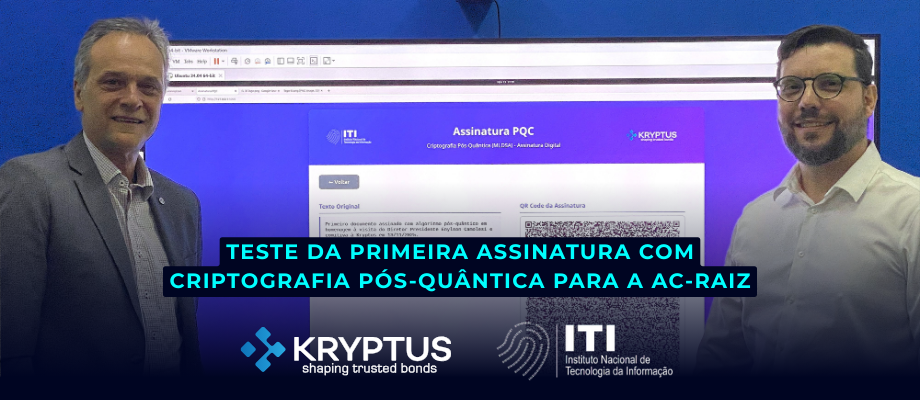 Dois homens sorridentes, o Diretor-presidente do ITI, Enylson Camolesi (à esquerda, blazer cinza), e o CEO da Kryptus, Dr. Roberto Gallo (à direita, camisa branca e óculos), posam em frente a uma tela que exibe uma interface de Assinatura PQC com o QR Code. A imagem contém o texto sobreposto: TESTE DA PRIMEIRA ASSINATURA COM CRIPTOGRAFIA PÓS-QUÂNTICA PARA A AC-Raiz e os logotipos da KRYPTUS e do ITI.