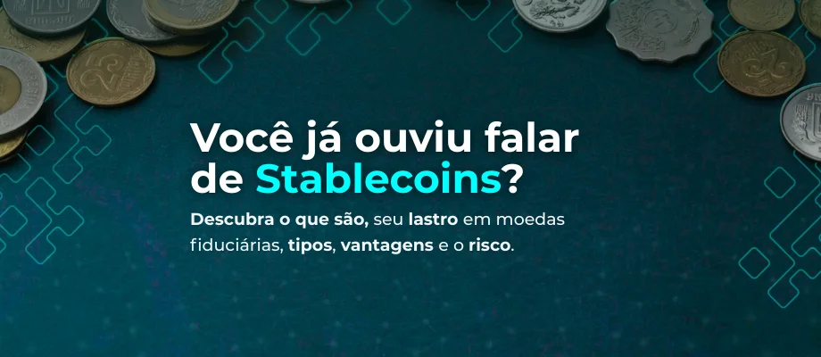 A imagem é um banner de um site com o título em destaque: "Você já ouviu falar de Stablecoins?". Abaixo, há um subtítulo que diz: "Descubra o que são, seu lastro em moedas fiduciárias, tipos, vantagens e o risco." O fundo do banner é azul escuro com elementos gráficos digitais e moedas físicas (fiduciárias e talvez de cripto) espalhadas na parte superior.