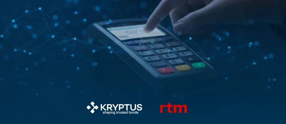 Uma mão interage com uma máquina de cartão de crédito em um ambiente digitalizado com pontos e linhas conectadas, ilustrando a aplicação da criptografia pós-quântica na proteção de dados críticos do mercado financeiro. Os logotipos da Kryptus e da RTM aparecem centralizados na parte inferior da imagem sobre um fundo azul escuro.